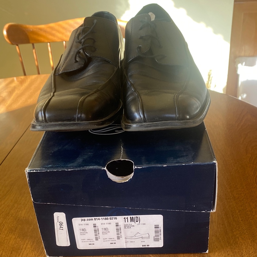 Men's Size 11 M (D) BRAEDON/BLACK Leather Dress Shoe. Stafford Signature Used